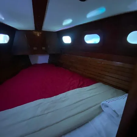 Private Sailing Boat Heart Of City Botel