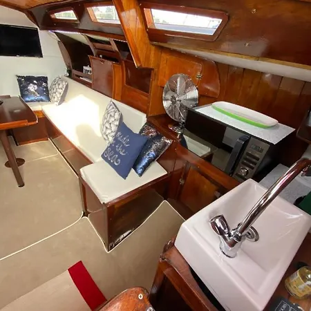 Private Sailing Boat Heart Of City Botel *